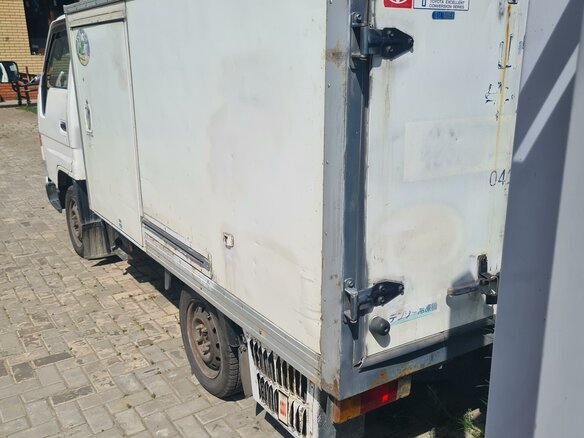 1999 Toyota Dyna, белый, 580000 рублей - вид 1