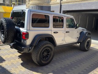 2024 Jeep Wrangler IV (JL) Рестайлинг, серебристый, 6500000 рублей, вид 3