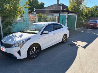 2021 Kia Rio IV Рестайлинг, белый, 1800000 рублей, вид 1