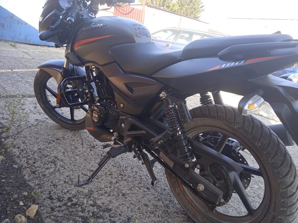 2023 Bajaj Pulsar 180, серый, 220000 рублей - вид 6