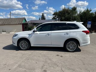 2018 Mitsubishi Outlander PHEV III Рестайлинг 3, белый, 2800000 рублей, вид 4