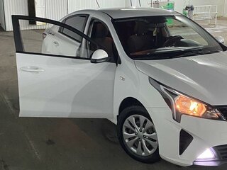 2021 Kia Rio IV Рестайлинг, белый, 1600000 рублей, вид 3