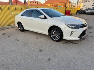 2017 Toyota Camry VII (XV50) Рестайлинг 2, белый, 2060000 рублей, вид 3