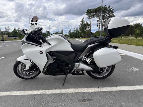 2010 Honda VFR 1200, белый, 680000 рублей, вид 1