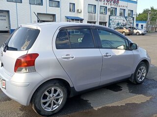 2010 Toyota Vitz II (XP90), серебристый, 870000 рублей, вид 3