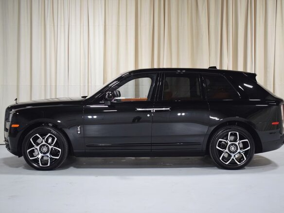 2022 Rolls-Royce Cullinan Black Badge I (Series I), чёрный, 44150496 рублей - вид 3