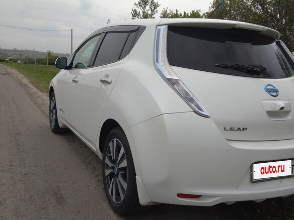 2013 Nissan Leaf (EM57) I (ZE0/AZE0), белый, 1200000 рублей - вид 4
