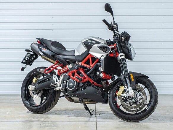 2019 Aprilia SL 900 Shiver, серебристый - вид 5