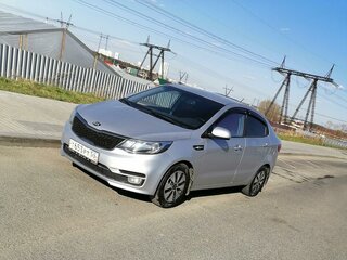 2015 Kia Rio III Рестайлинг, серебристый, 900000 рублей, вид 1