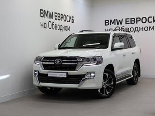 2021 Toyota Land Cruiser 200 Series Рестайлинг 2, белый, 7790000 рублей, вид 1