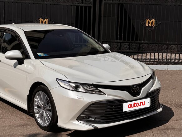 2021 Toyota Camry VIII (XV70), белый, 3050000 рублей - вид 2