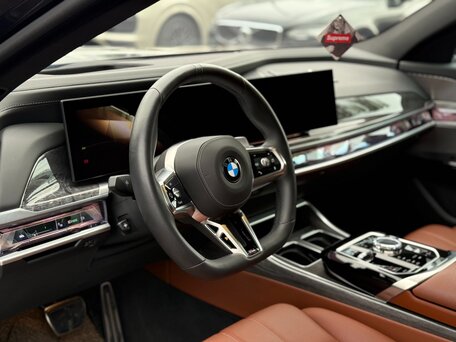 2024 BMW 7 серии 740i xDrive VII (G70), чёрный, 11140000 рублей, вид 4