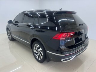 2023 Volkswagen Tiguan II Рестайлинг, чёрный, 2100000 рублей, вид 2