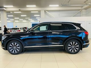 2019 Volkswagen Touareg III, чёрный, 4410000 рублей, вид 3