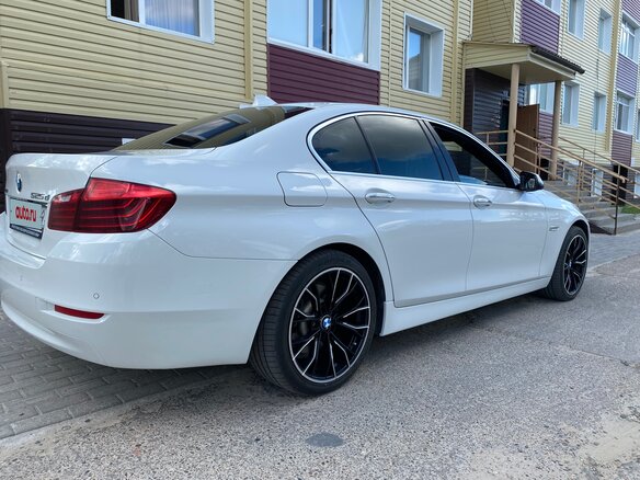 2015 BMW 5 серии 525d xDrive VI (F10/F11/F07) Рестайлинг, белый, 2500000 рублей - вид 3