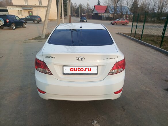 2013 Hyundai Solaris I, белый, 700000 рублей - вид 2