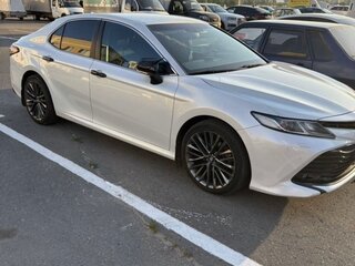 2018 Toyota Camry VIII (XV70), белый, 2750000 рублей, вид 2