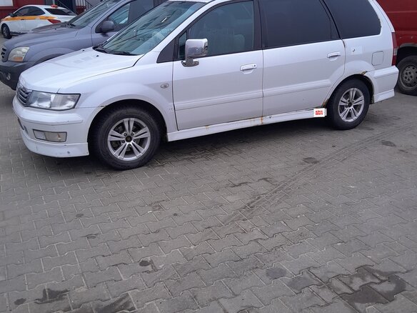1999 Mitsubishi Chariot Grandis III, белый, 350000 рублей - вид 3
