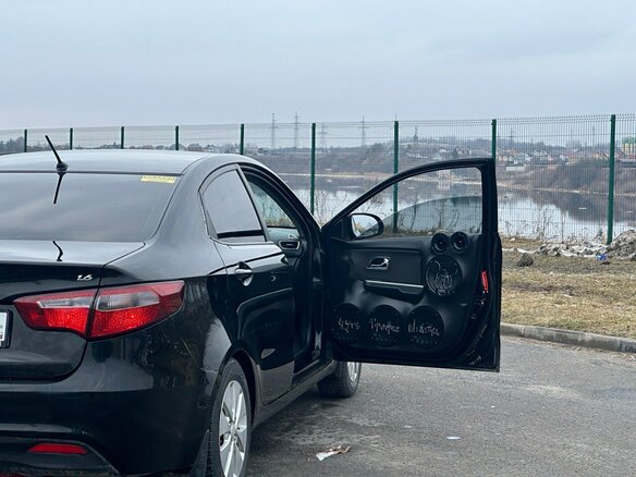2012 Kia Rio 5-speed III, чёрный, 800000 рублей - вид 15