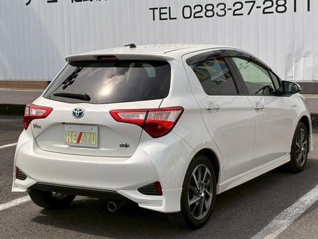 2018 Toyota Vitz III (XP130) Рестайлинг 2, белый, 850000 рублей, вид 3