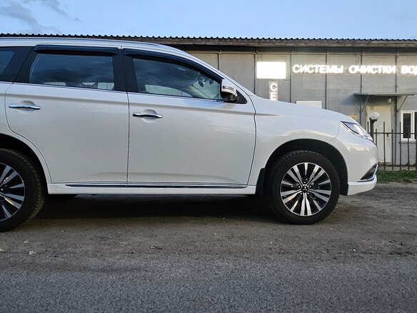 2022 Mitsubishi Outlander III Рестайлинг 3, белый, 3100000 рублей - вид 11