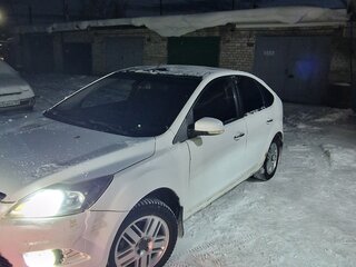 2010 Ford Focus II Рестайлинг, белый, 380000 рублей, вид 3