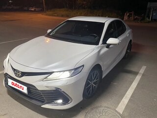 2021 Toyota Camry VIII (XV70) Рестайлинг, белый, 3250000 рублей, вид 2