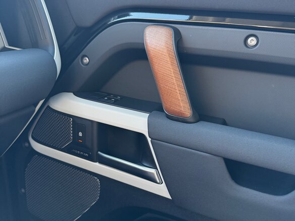 2020 Land Rover Defender 110 II, чёрный, 8350000 рублей - вид 10