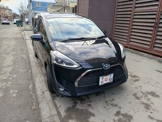 2019 Toyota Sienta II Рестайлинг, чёрный, 1830000 рублей, вид 3