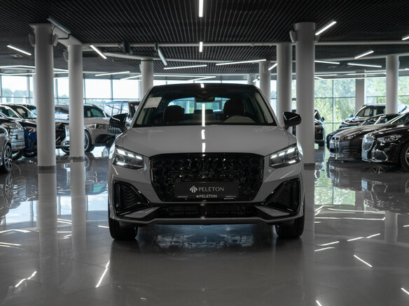 2025 Audi Q2 35 TFSI I Рестайлинг, серый - вид 2