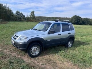 2015 Chevrolet Niva I Рестайлинг, серебристый, 650000 рублей, вид 3