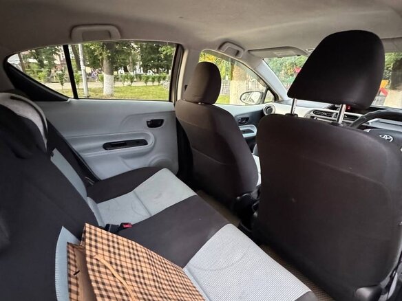 2012 Toyota Aqua I, жёлтый - вид 10