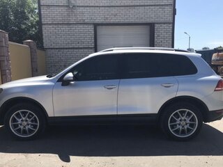 2010 Volkswagen Touareg II, серебристый, 1650000 рублей, вид 3
