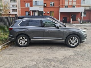 2019 Volkswagen Touareg III, серый, 8600000 рублей, вид 2