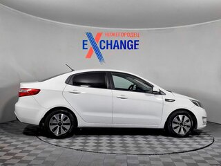 2013 Kia Rio 5-speed III, белый, 609000 рублей, вид 3