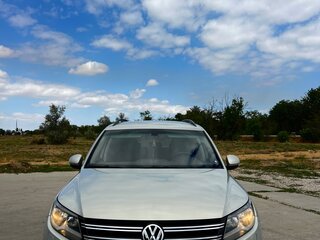 2014 Volkswagen Tiguan I Рестайлинг, серебристый, 1600000 рублей, вид 2
