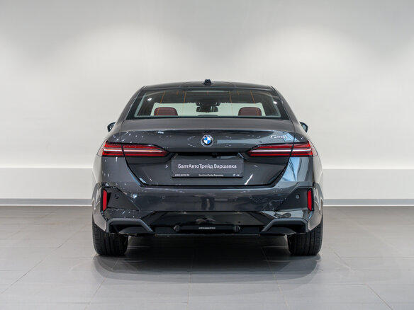 2024 BMW 5 серии 525i VIII (G60/G61/G68), чёрный, 6800000 рублей - вид 5