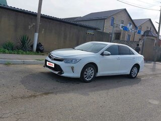 2016 Toyota Camry VII (XV50) Рестайлинг, белый, 1650000 рублей, вид 4