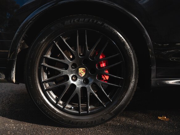 2015 Porsche Cayenne GTS II Рестайлинг (958), чёрный, 3800000 рублей - вид 17