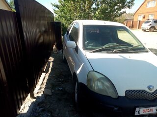 2002 Toyota Vitz I (P10), белый, 270000 рублей, вид 3