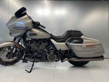 2023 Harley-Davidson CVO Street Glide, серебристый, 6490000 рублей, вид 3