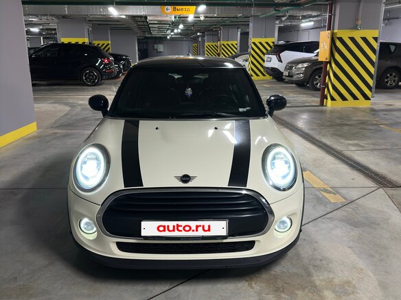 2021 Mini Hatch Cooper III (F55/F56) Рестайлинг, белый, 2600000 рублей - вид 1