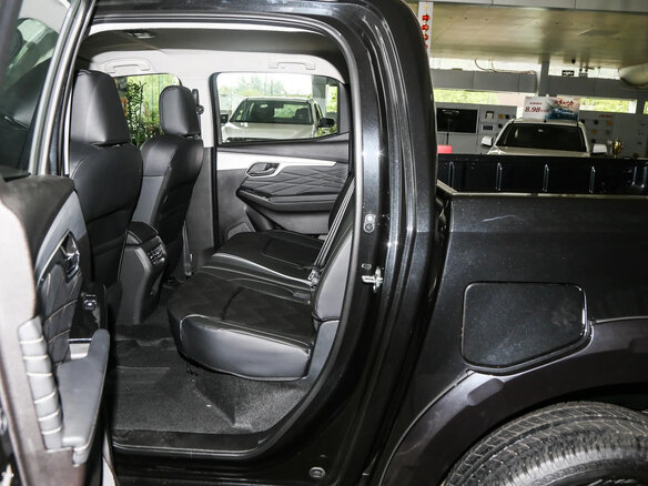 2024 Isuzu D-Max III, чёрный, 4480000 рублей - вид 18