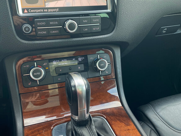 2010 Volkswagen Touareg II, чёрный, 2450000 рублей - вид 19
