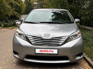 2017 Toyota Sienna III Рестайлинг, серебристый, 2590000 рублей, вид 1
