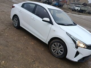 2021 Kia Rio IV Рестайлинг, белый, 1050000 рублей, вид 5