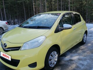 2013 Toyota Vitz III (XP130), жёлтый, 860000 рублей, вид 2