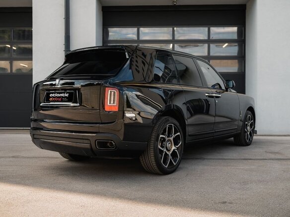2023 Rolls-Royce Cullinan Black Badge I (Series I), чёрный, 36890000 рублей - вид 6