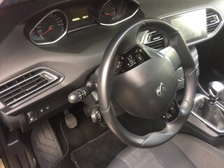 2015 Peugeot 308 II, чёрный, 1061197 рублей, вид 4