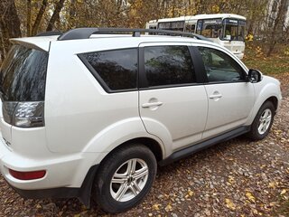 2010 Mitsubishi Outlander II Рестайлинг, белый, 980000 рублей, вид 3